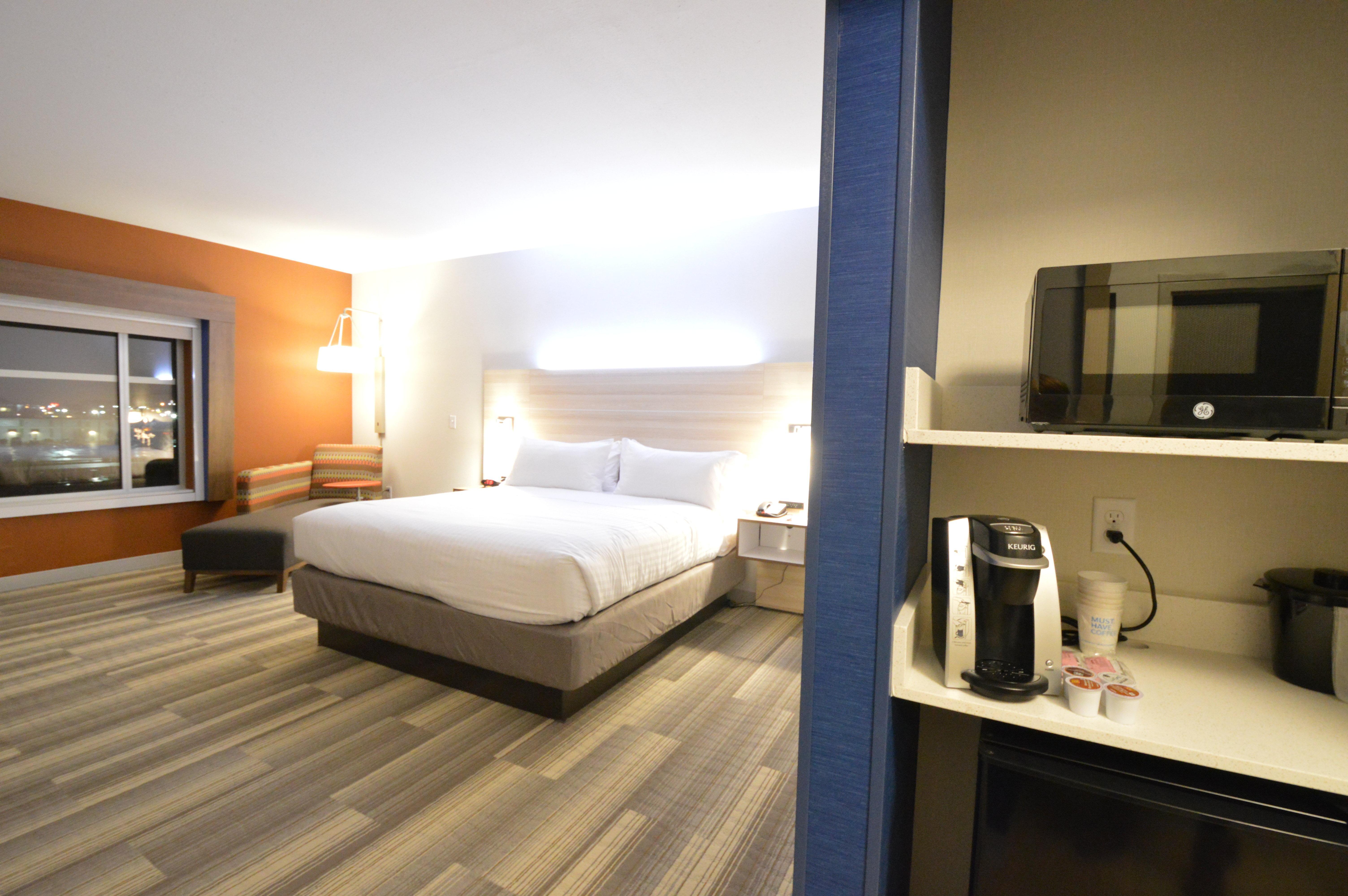 Holiday Inn Express & Suites Toledo West By Ihg Exterior photo